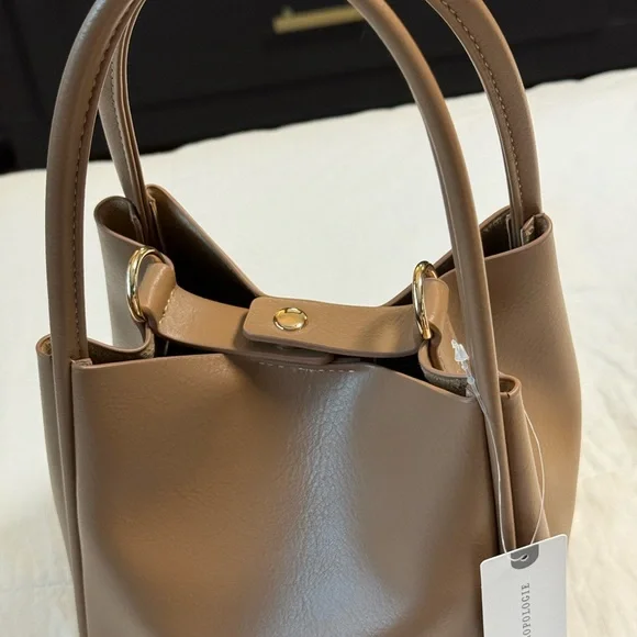 Elegant Black and Tan Women's Handbag Set - Picture 2 of 8